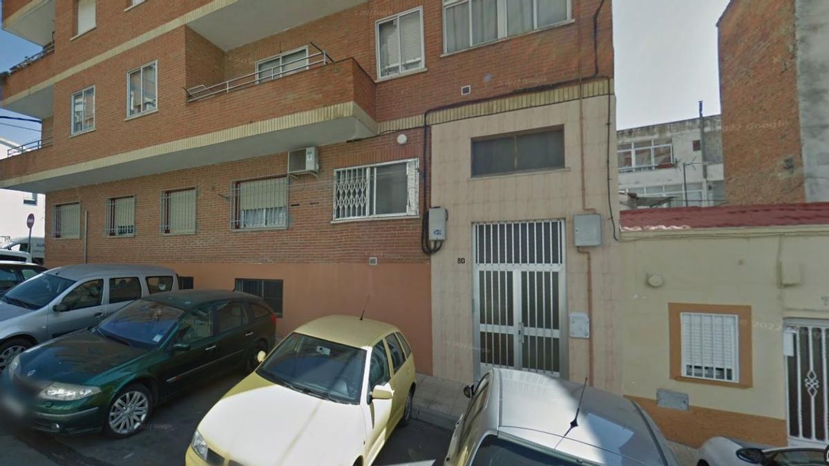 Muere un hombre tras precipitarse desde un tercer piso en Plasencia.