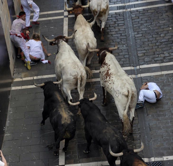 Una manada de toros de la ganadería de Fuente Ymbro, que se ha ido estirando en el recorrido hasta romperse en la calle Estafeta, ha creado emoción en el primer encierro de los Sanfermines de 2016.