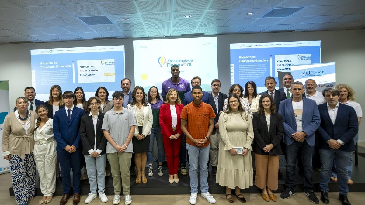 Los cinco finalistas, junto a miembros del jurado, del equipo del Proyecto Edufinet de Unicaja y otros asistentes a la final.