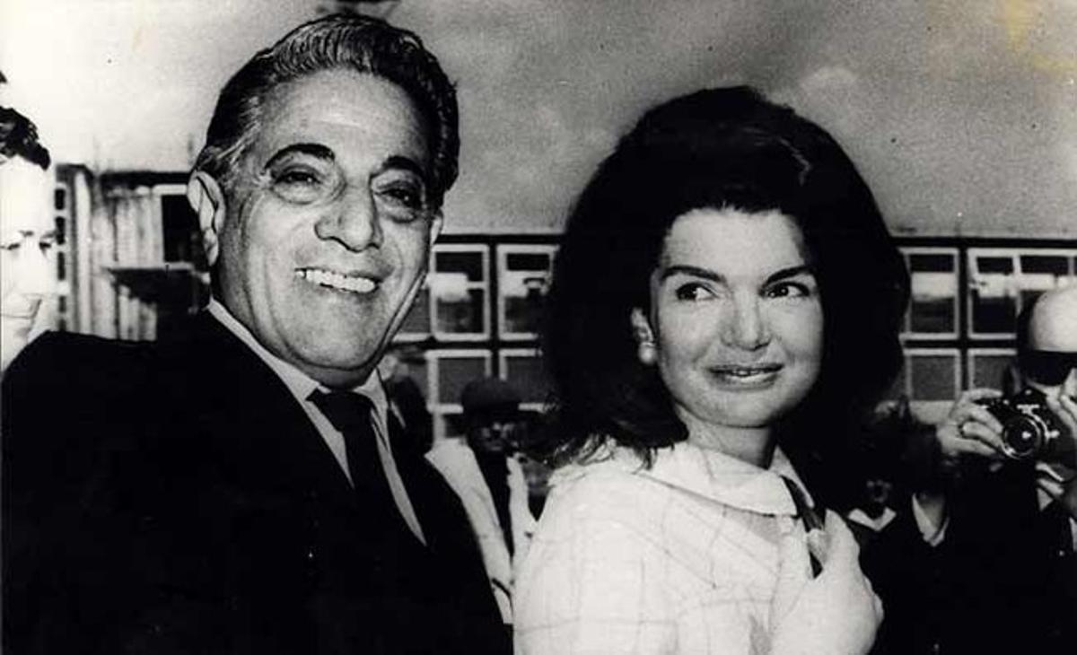 Aristóteles Onassis y Jackie Kennedy. Si EE UU fuera una monarquía, ella habría sido su reina. Se casó con una de las grandes fortunas de la historia el 20 de octubre de 1968.