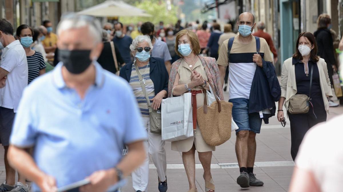 Gente paseando con mascarilla por el centro de Pontevedra. // Rafa Vázquez