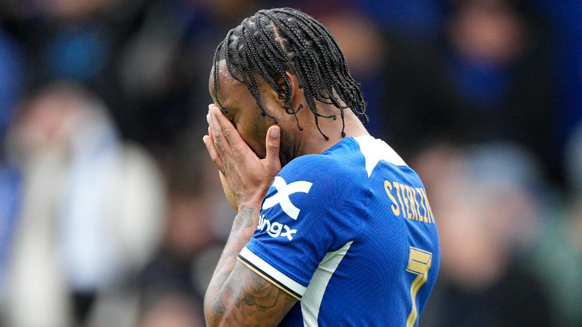 Sterling se lamenta después de su penalti fallado frente al Leicester