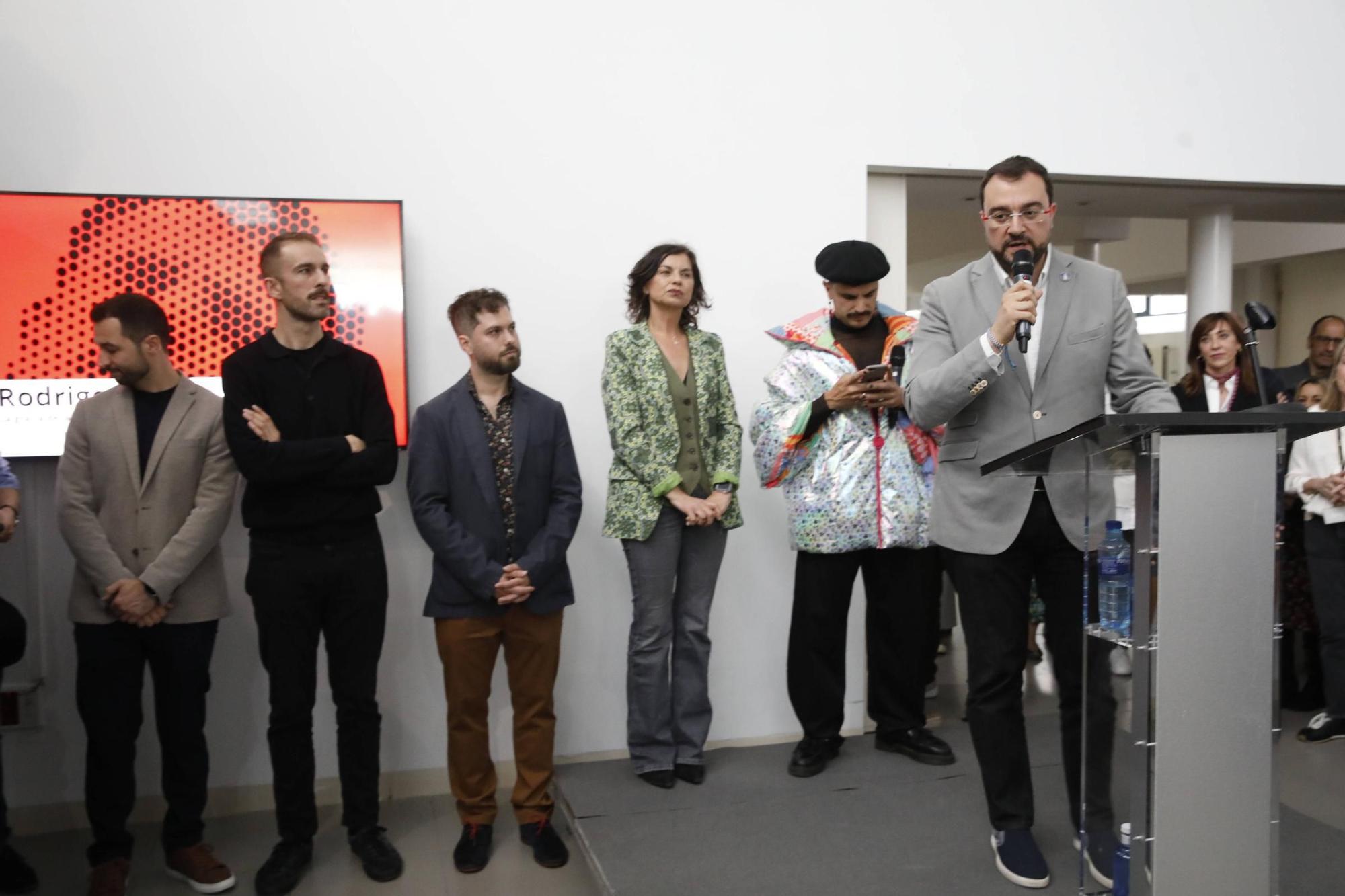 En imágenes: Así fue la inauguración de la exposición de Rodrigo Cuevas en la Laboral Centro de Arte