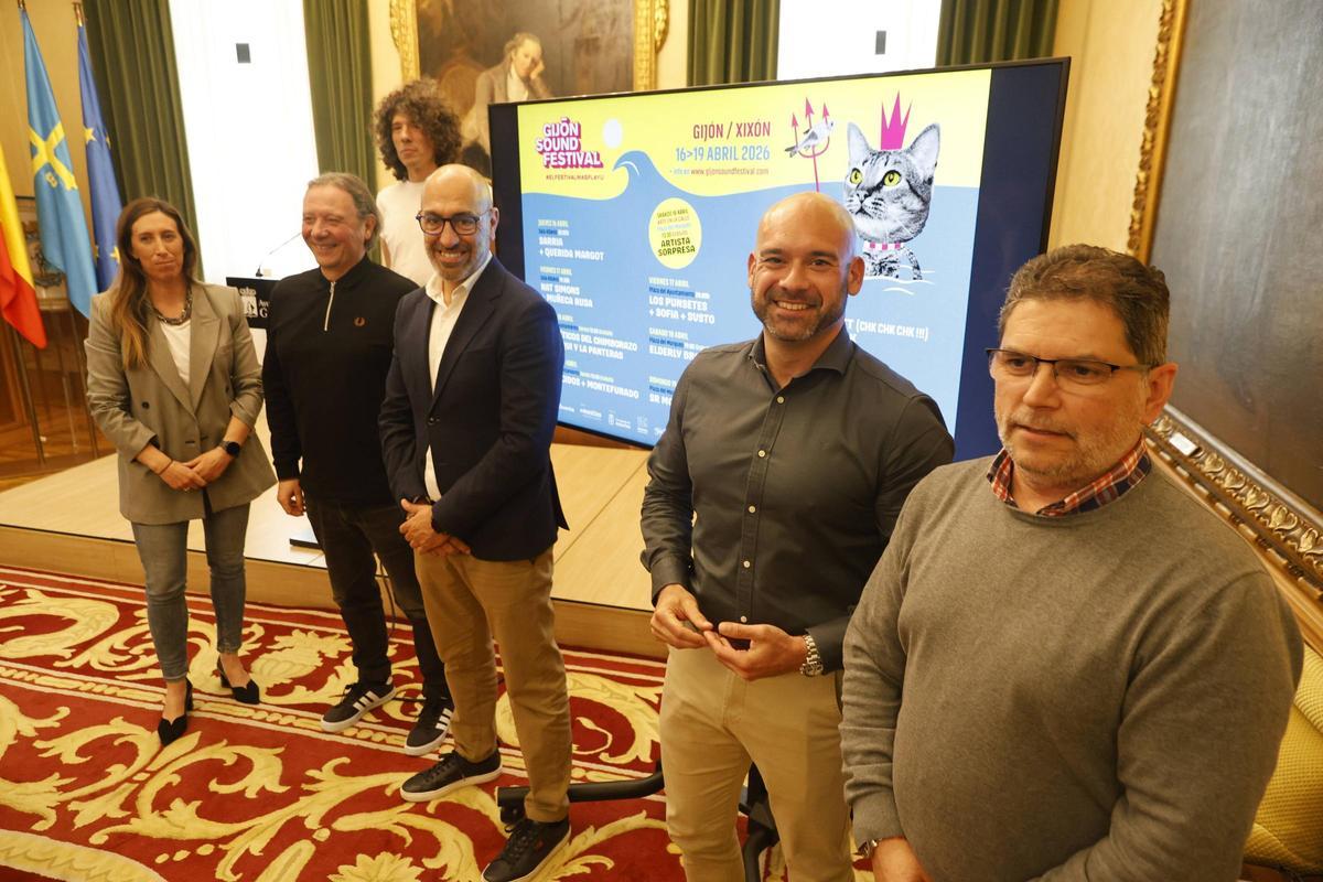 Por la izquierda, Ángela Pumariega, José Luis Quirós, Oliver Suárez, Jesús Martínez Salvador, Toño Migoya y, al fondo, Kiko Rimada, en la presentación del Gijón Sound Festival 2026.