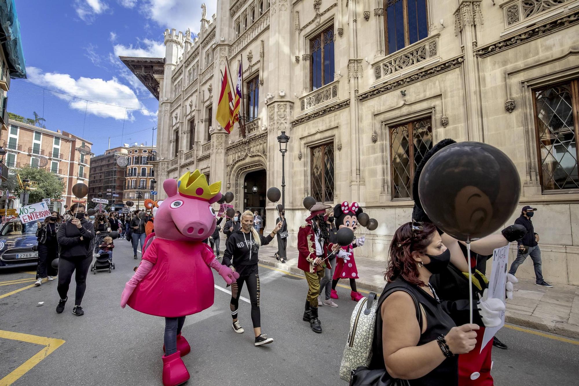 Carnaval de protesta por el centro de Palma para reclamar la reapertura de los parques infantiles