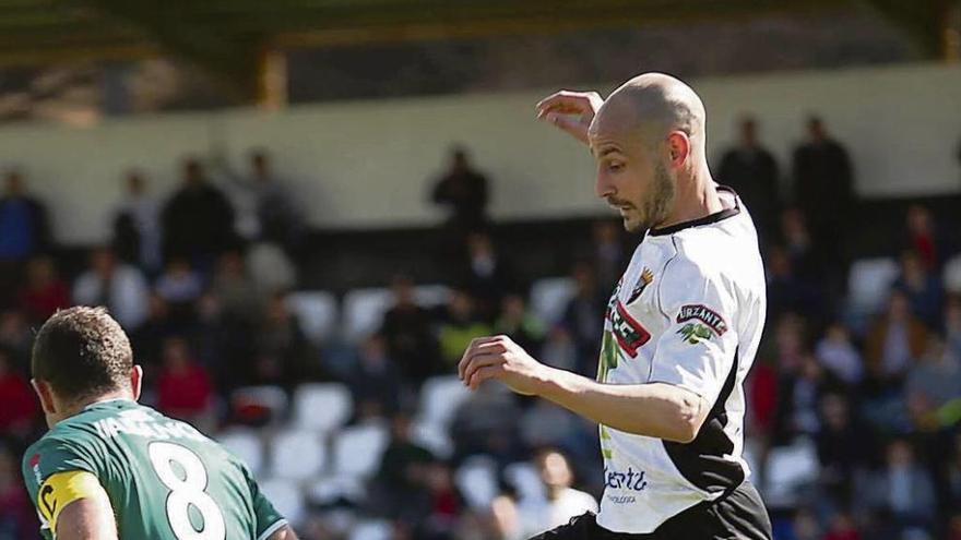 Un jugador del Tudelano salva la entrada de Birane, en presencia de Antúnez. // Diario de Navarra