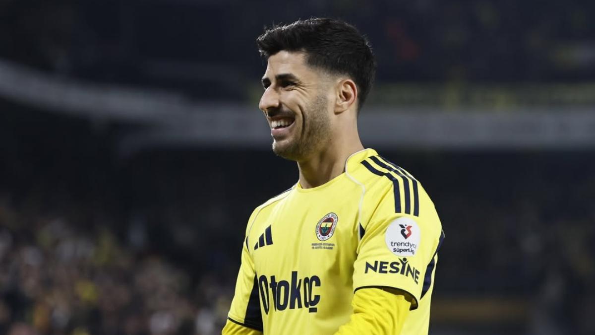 Marco Asensio ya posa con la camiseta del Fenerbahce