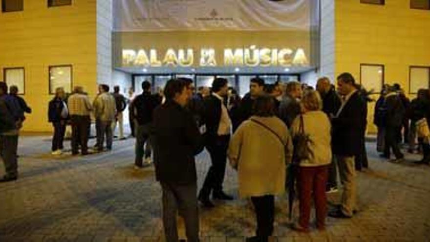 Los presidentes aguardan en la puerta del Palau.