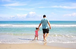 ¿Qué es ser padre? "Agacharse a recoger cosas y acabar plátanos a medio comer"