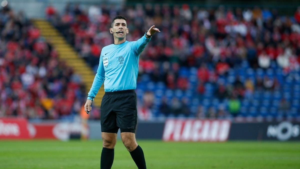 Fabio Veríssimo, dirigiendo al Benfica en un partido en Portugal