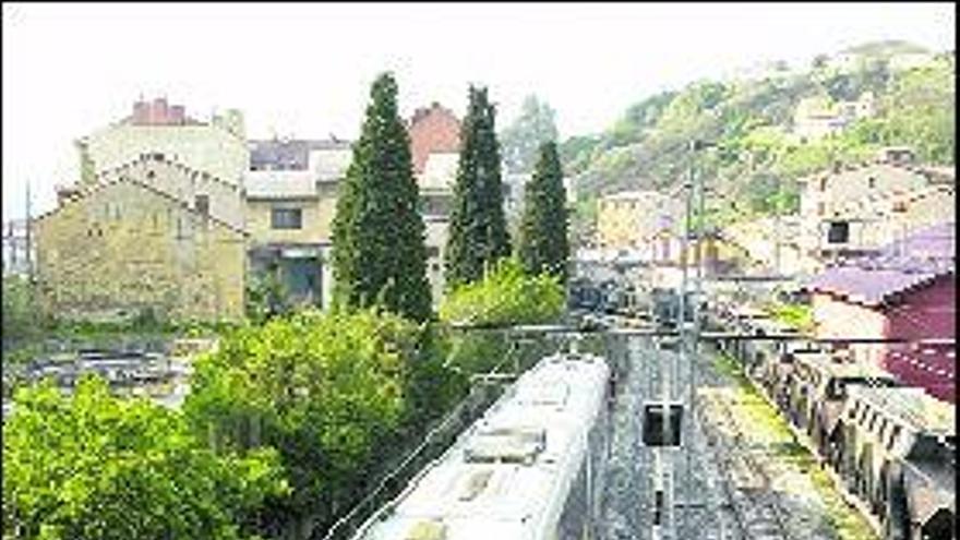 Un tren de Feve circula por el tramo de vía que será soterrado en La Felguera.