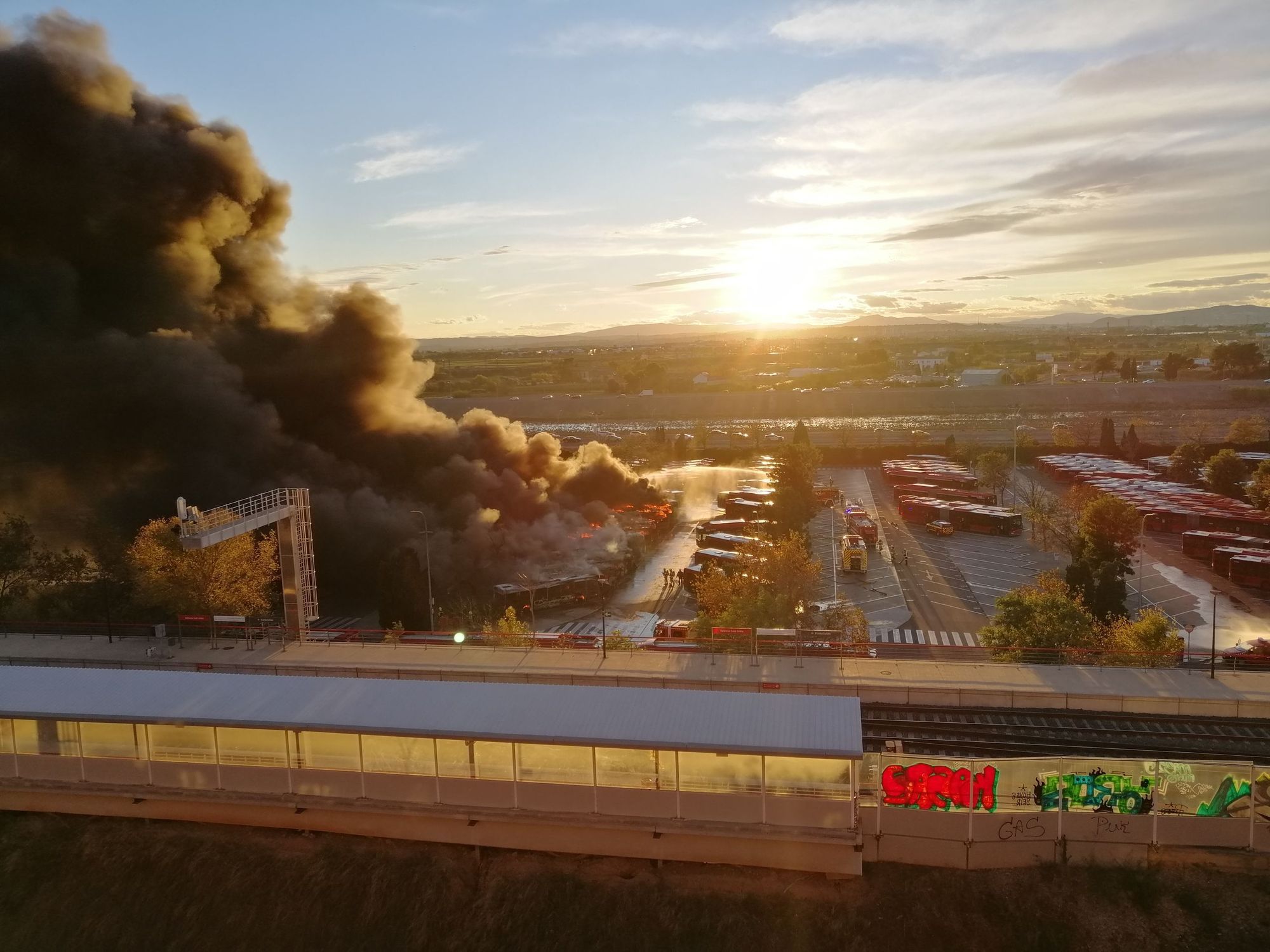 Galería: Espectacular incendio en las cocheras de la EMT de Valencia