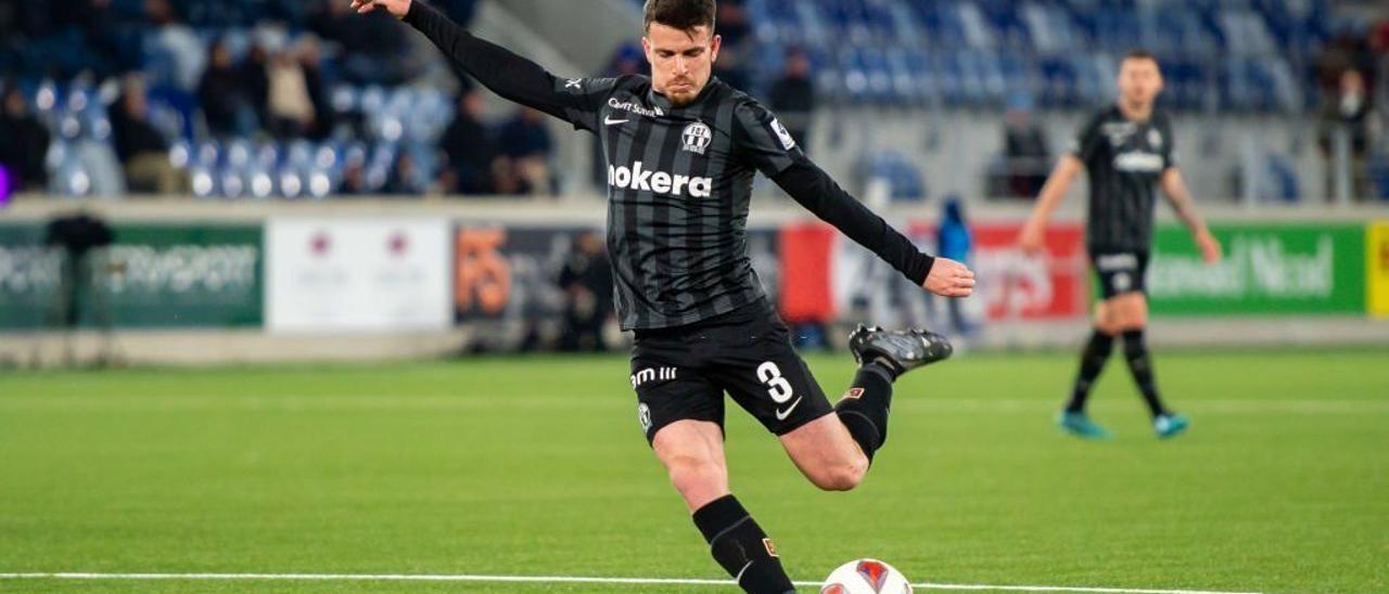 Adrián Guerrero controla una pilota durant un partit d’aquesta temporada amb el Zuric.