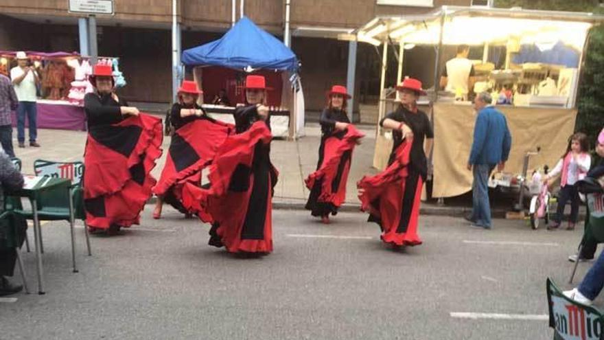 El grupo rociero &quot;Embrujo del Sur&quot;, durante su actuación en las fiestas.