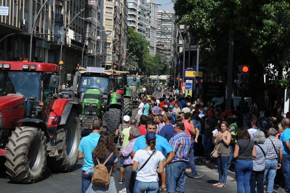 La Gran Vía de Murcia, paralizada por los agricultores