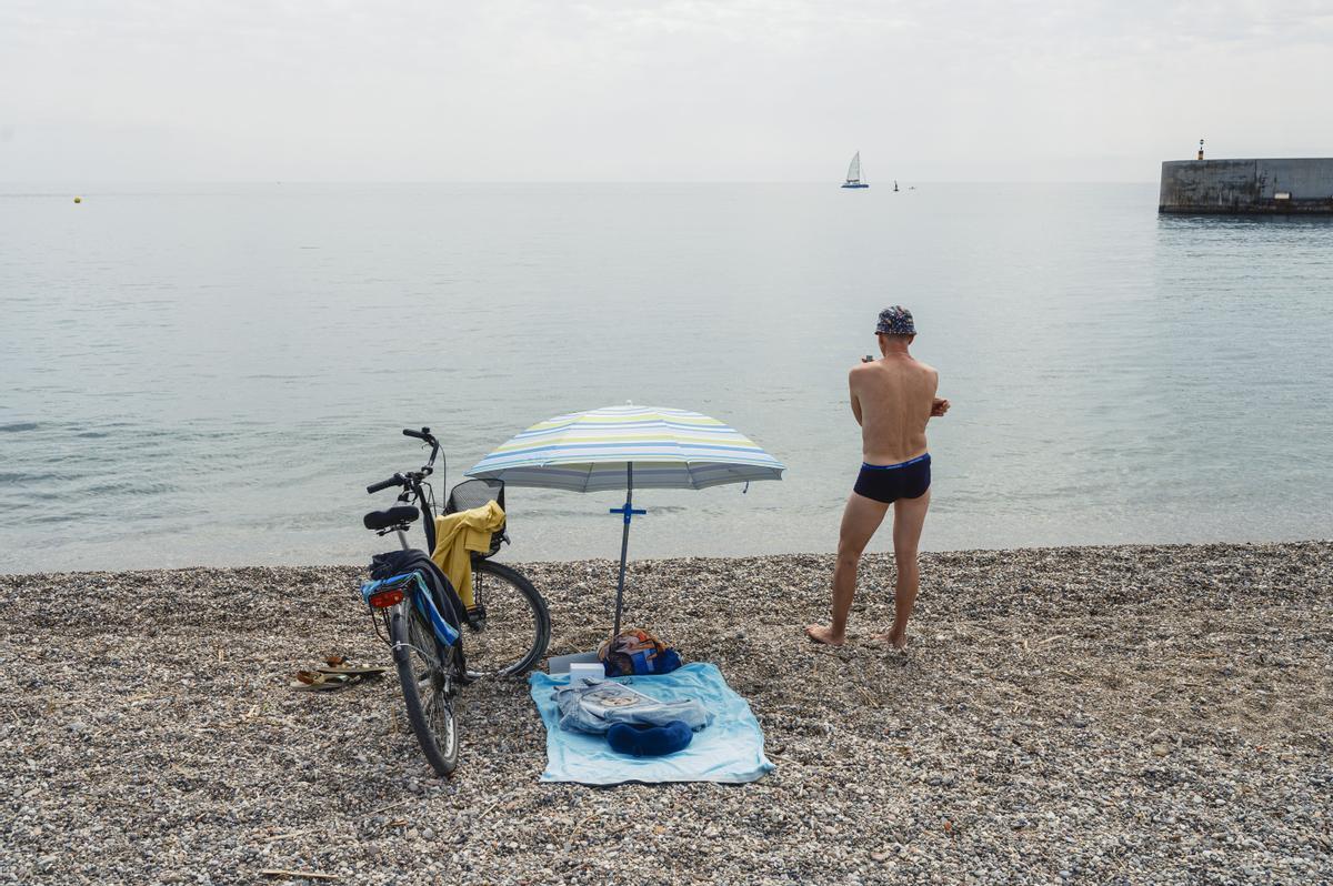 Un bañista observa el mar en la playa del Fòrum, en Sant Adrià de Besòs.