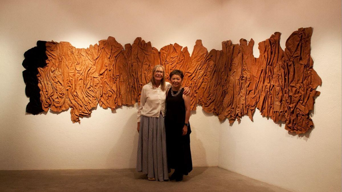 La galerista Silvy Wittevrongel amb l’artista japonesa Mariko Kumon i l’obra que presenta a Horizon.