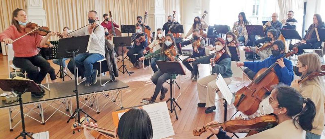 Nos colamos en el ensayo de la Vigo 430 que actúa con una reconocida concertista de violín holandesa