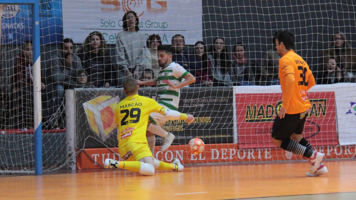 Jesulito, en una acción del partido entre el Ribera Navarra y el Córdoba Futsal.