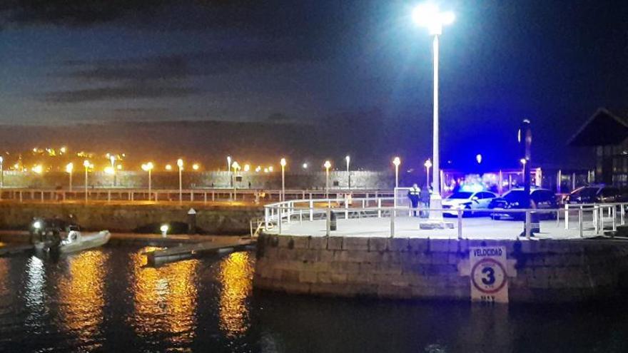 Investigan la aparición en el puerto de Gijón de una embarcación que estaba en Vigo reparándose