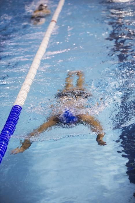 Equipo de natación adaptado en las piscinas del Parque del Oeste.