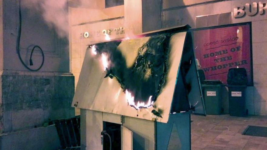 Un puesto de castañas se incendia en la Plaza Major de Palma