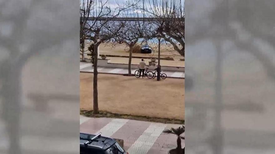 Un home begut condueix de manera temerària per la patja gran de Palamós