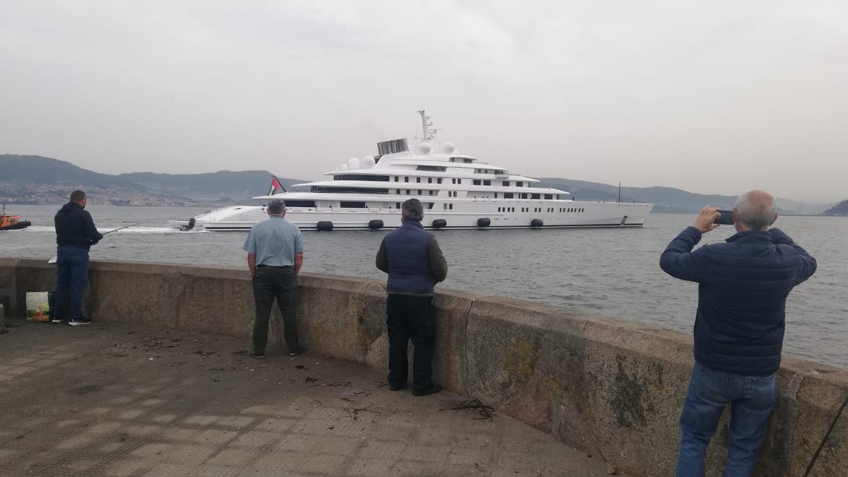 Varios curiosos contemplan la llegada del "Azzam" al puerto de Vigo