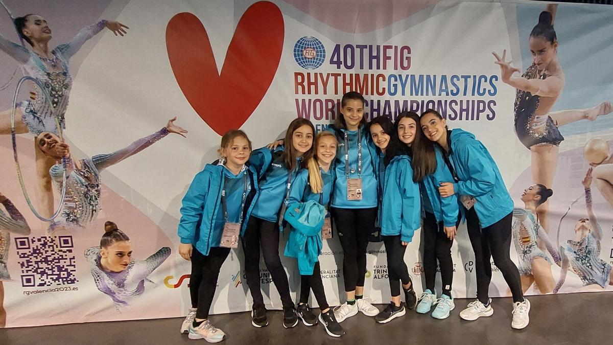 Las gimnastas del Rítmica Benavente posan juntas en Pamplona.