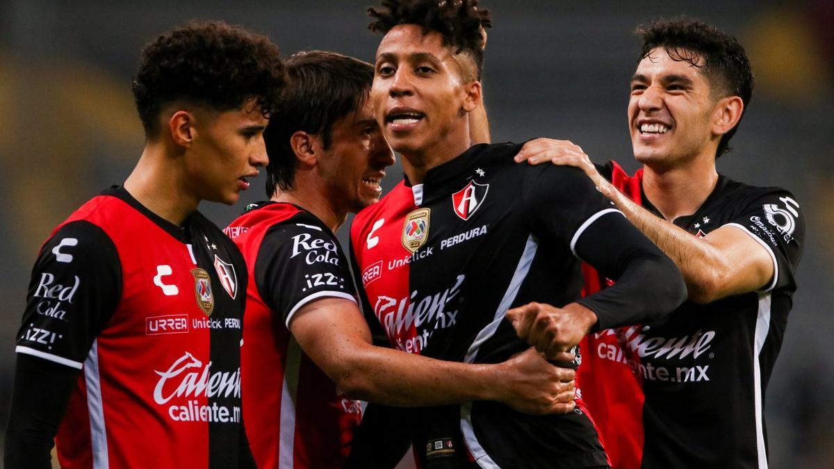 Los jugadores del Atlas celebran un gol.