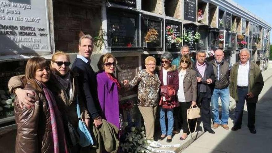 Algunas de las personas que participaron en el homenaje a Mariano Castro en El Sucu.