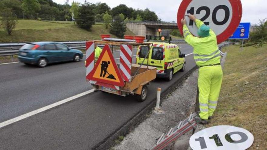 Francisco Vañó, diputado popular y parapléjico por un accidente de tráfico, propuso la pasada semana elevar el límite de velocidad en autopistas de 120 a 140 km/h., Pastor, responsable de la DGT en Galicia, dice que el riesgo sería menor que si se aplicase en carreteras secundarias, con el 80% de los accidentes., Stop Accidentes se niegan en rotundo a la revisión., José Lores