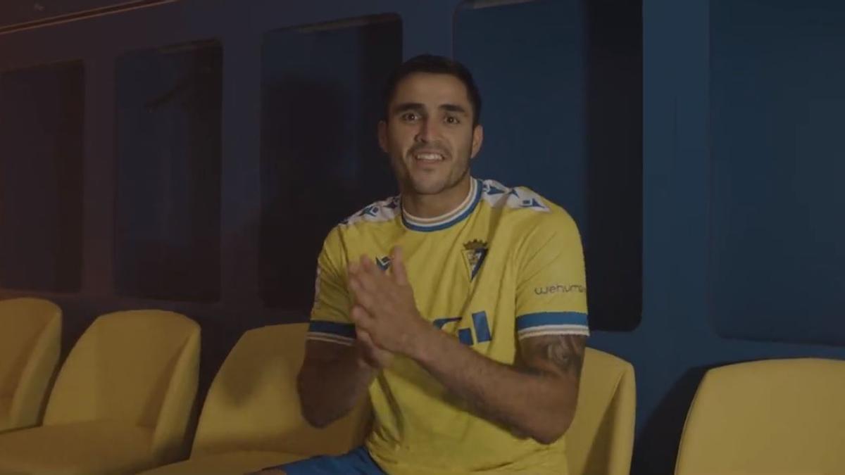 Maxi Gómez posa con la camiseta del Cádiz