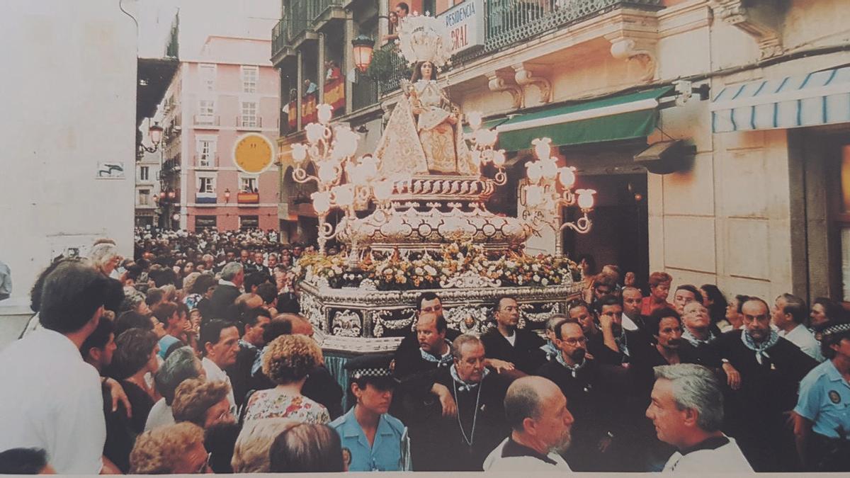 Imagen de la Procesión de la Virgen del Remedio celebrada el 5 de agosto de 1998.