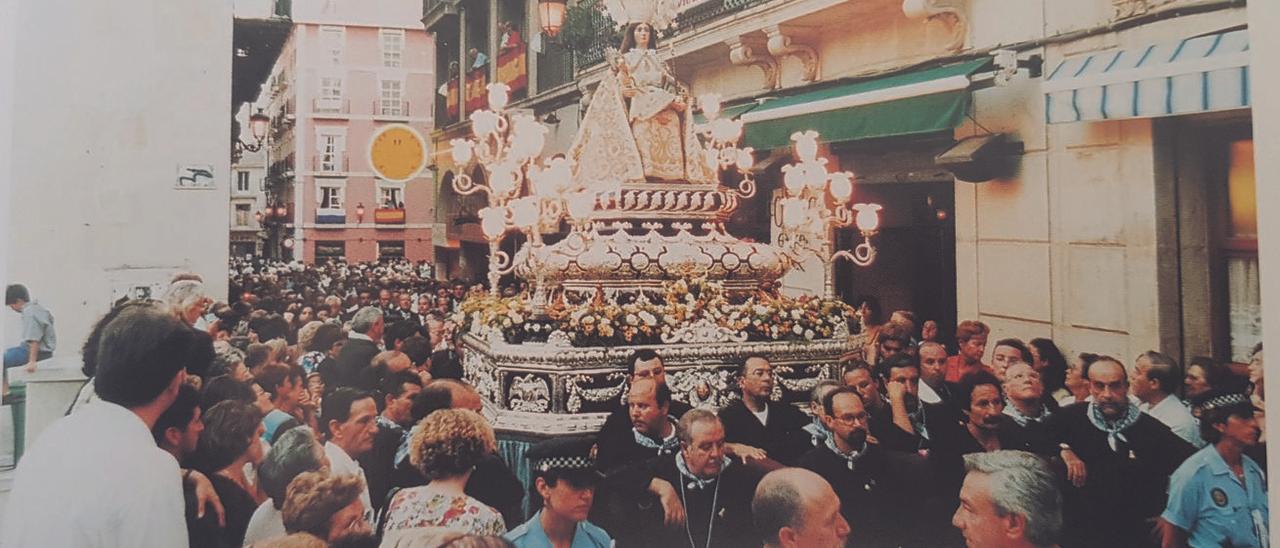 Imagen de la Procesión de la Virgen del Remedio celebrada el 5 de agosto de 1998.