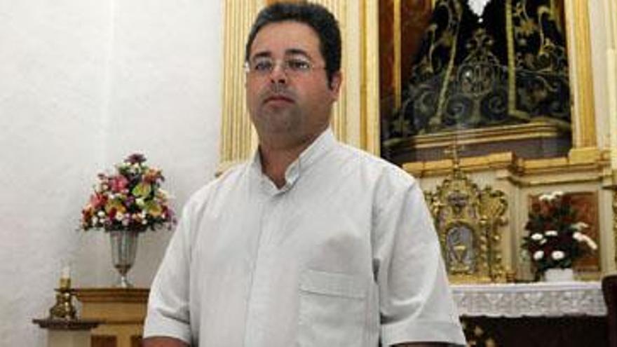 El párroco Santiago Quintana Díaz, el pasado viernes, en la ermita de Los Dolores, en Mancha Blanca. i JAVIER FUENTES