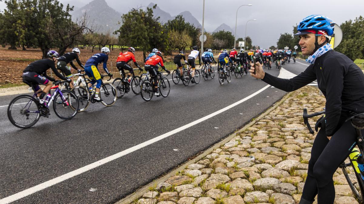 Ein Fan feuert die Radfahrer beiM Trofeo Calvià der Challenge Mallorca an.