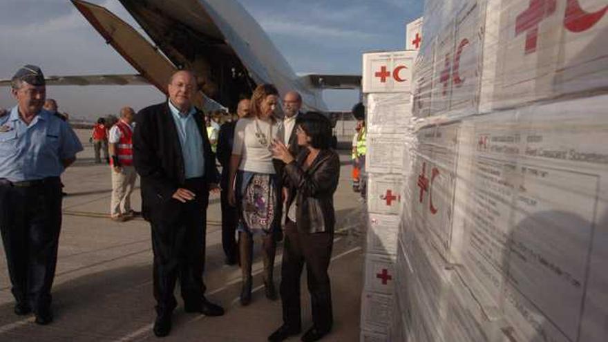 Suárez del Toro, en Gando junto a 30 toneladas de alimentos para los damnificados del terremoto de Haití, en 2010.