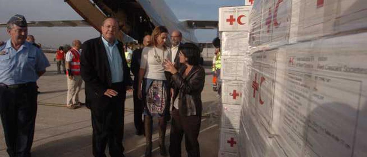 Suárez del Toro, en Gando junto a 30 toneladas de alimentos para los damnificados del terremoto de Haití, en 2010.