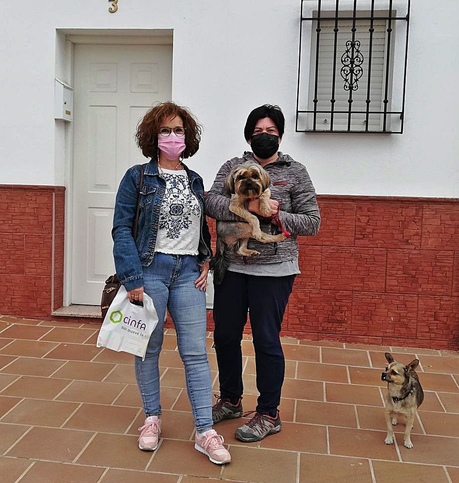 Carmen Pérez y Mari García, con sus perros.