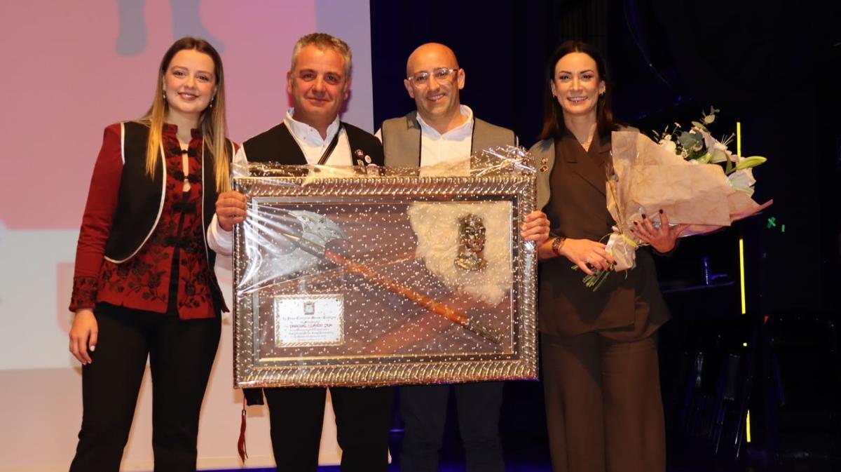 Entrega de la placa como capitán 2026 a Pascual Llario y su favorita, en el Mig Any de Benigànim.