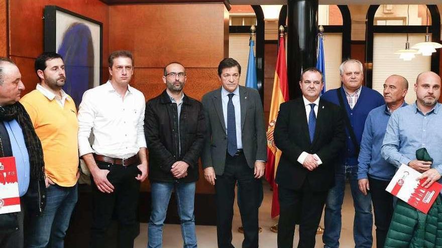 Javier Fernández, en el centro, junto al consejero de Industria, Isaac Pola, y varios responsables sindicales de industria de CC OO y UGT, ayer.