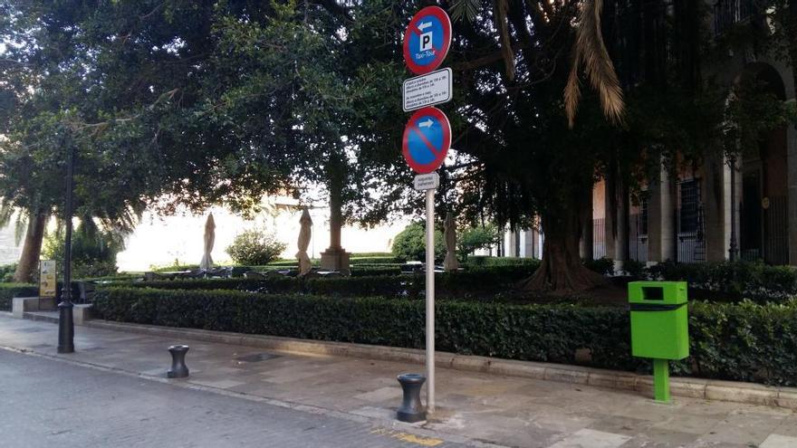 Parada para los taxis turísticos en la calle Mirador