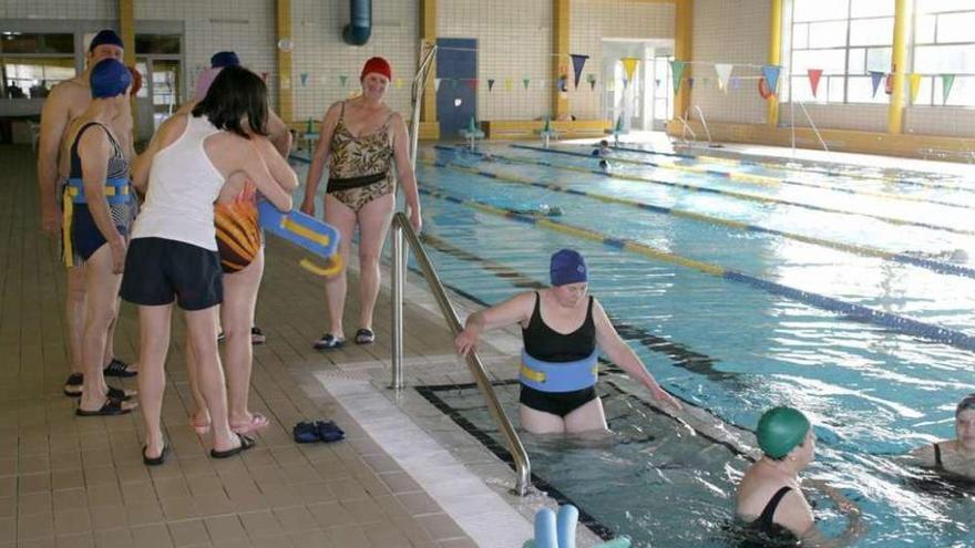 Un grupo de actividades para mayores en la piscina ofertadas por el Concello, ayer. // Bernabé / Víctor Espiño