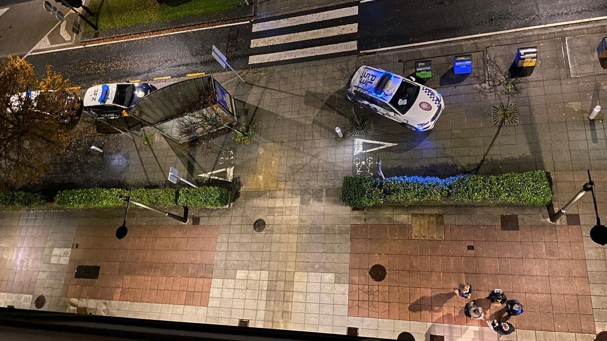 Efectivos policiales desplazados al número 9 de la rúa Berlín, en Fontiñas