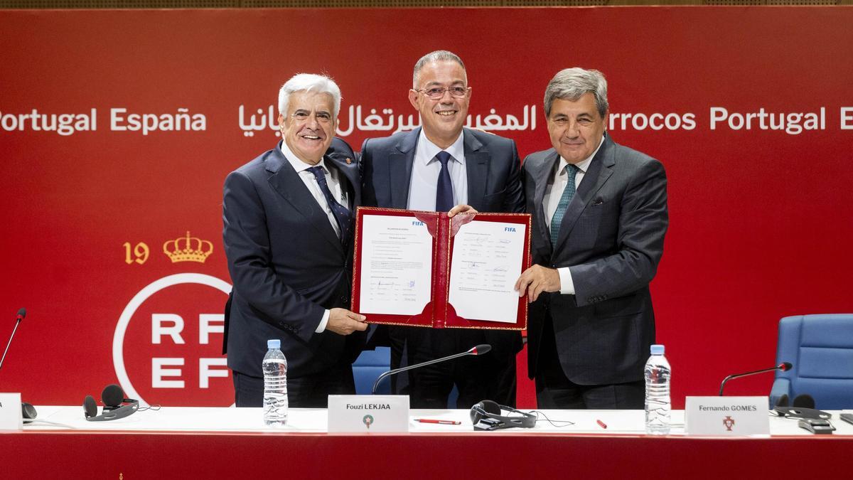 Pedro Rocha, presidente de la Real Federación Española de Fútbol; Fouzi Lekjaa, presidente de la Real Federación Marroquí de Fútbol; y Fernando Gomes, presidente de la Federación Portuguesa de Fútbol, en la presentación de la candidatura del Mundial 2030.