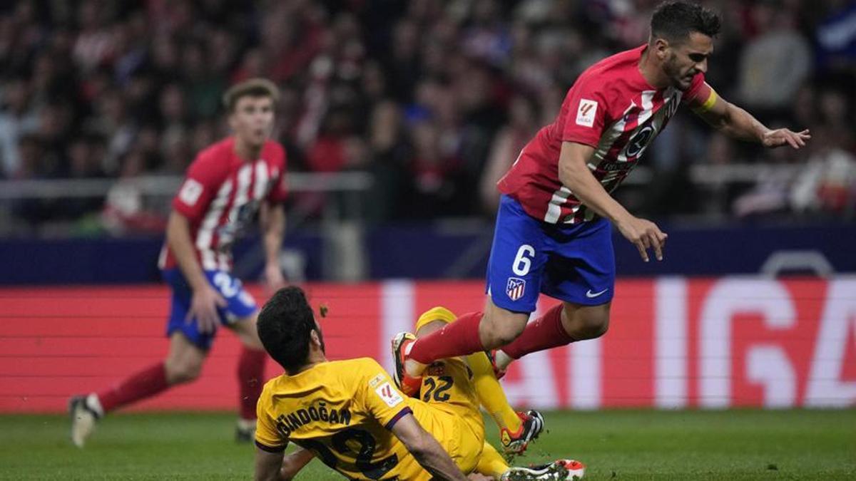 Koke Resurrección, jugador del Atlético, recibe una entrada de İlkay Gündoğan, del Barça, en el duelo del Metropolitano.