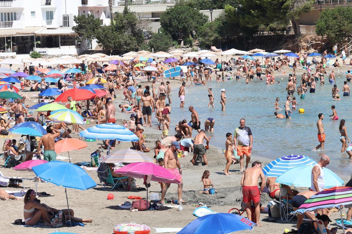 Imágen de archivo de turistas en la playa de Cala Llonga, en Ibiza.