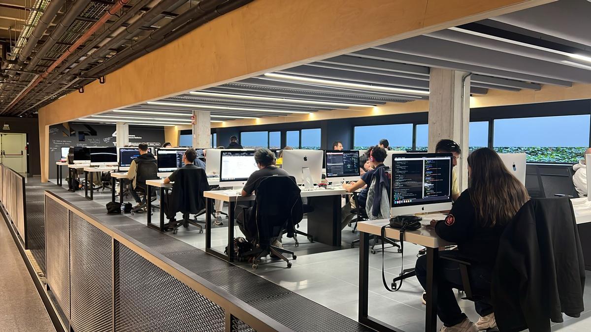 Aunque sin clases ni profesores, los alumnos han de realizar sus trabajos en el campus.