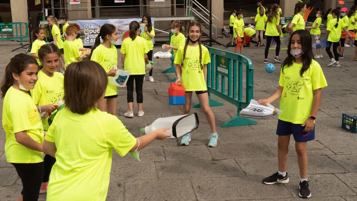 Un grupo de niñas de Primaria juegan en la plaza de la Constitución con material reciclado durante la jornada del Día de la Educación Física en la Calle.